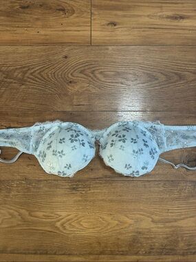 Victoria's Secret Dream Angels push-up bra features a delicate white size 36C